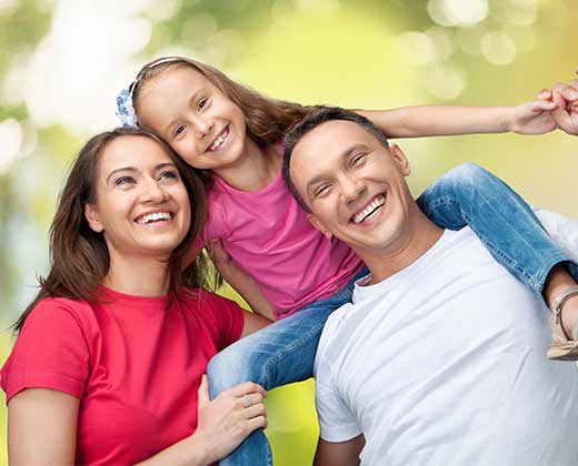 Familia hispana sonriendo y medicina familia